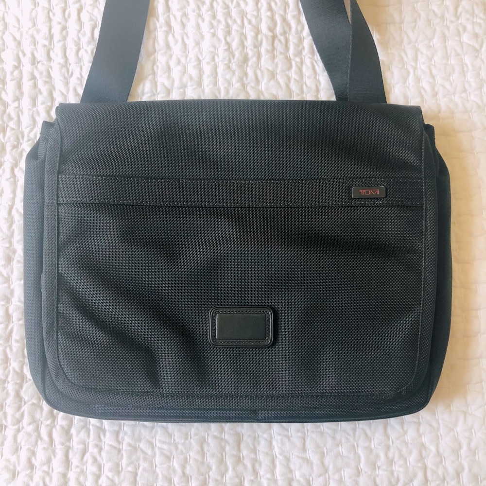 Tumi crossbody one side bag messenger unisex